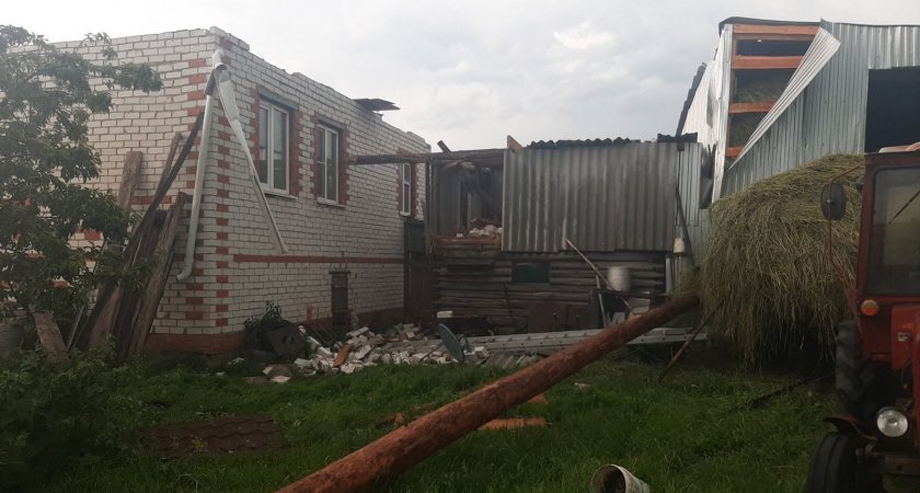 В Чувашии ураган снес крыши домов во всей деревне