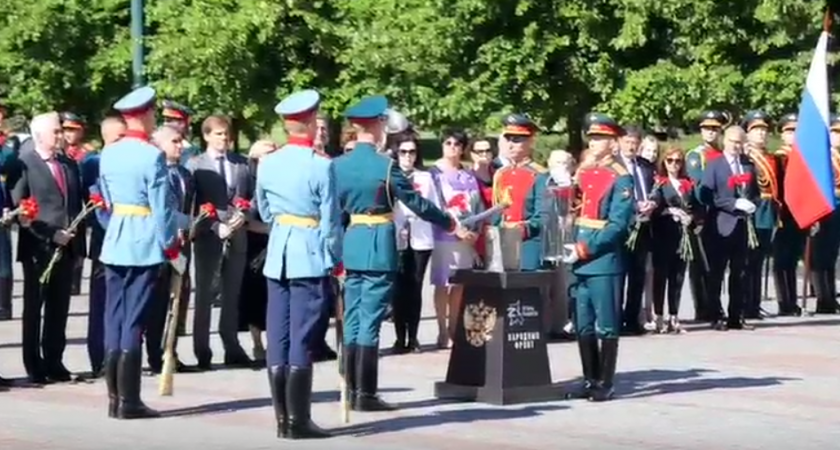 В Москве на Могиле Неизвестного Солдата взяли частицу Вечного огня и отправили в Чувашию
