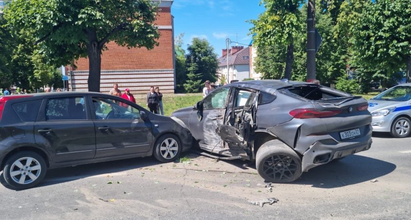 В Чебоксарах при столкновении "Ниссана" и BMW пострадало дерево