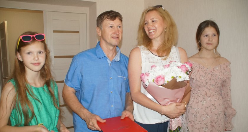 В Чебоксарах семье с шестью детьми накануне нового праздника вручили ключи от квартиры