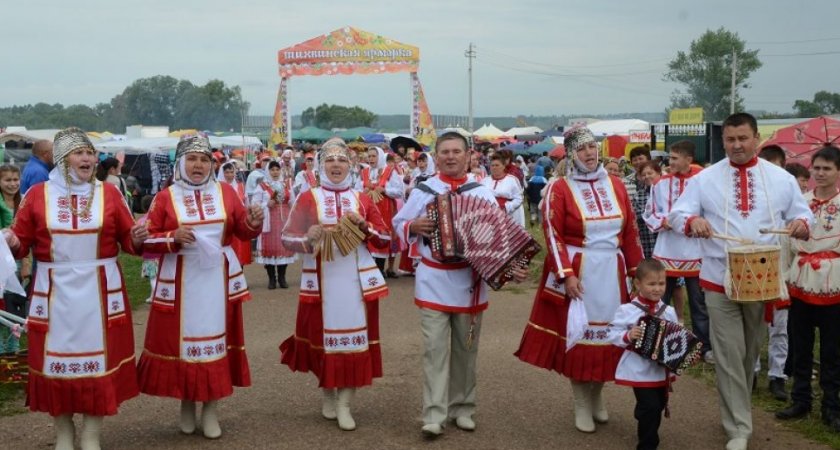 В Цивильске стартовала Тихвинская ярмарка с фейерверками и рок-фестивалем