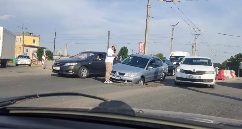 Фото к статье: В Чебоксарах у Гражданского кольца на проезжей части провалилась легковушка