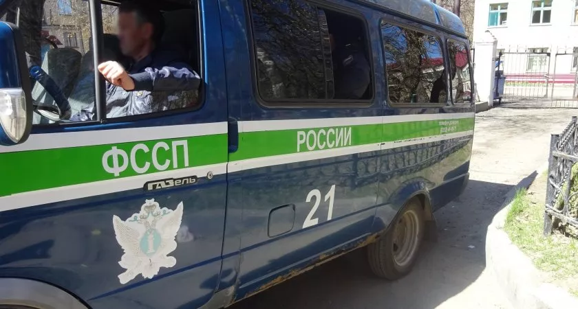Фото к статье: В Чебоксарах жена должника стала бить приставов, не желая отдавать автомобиль