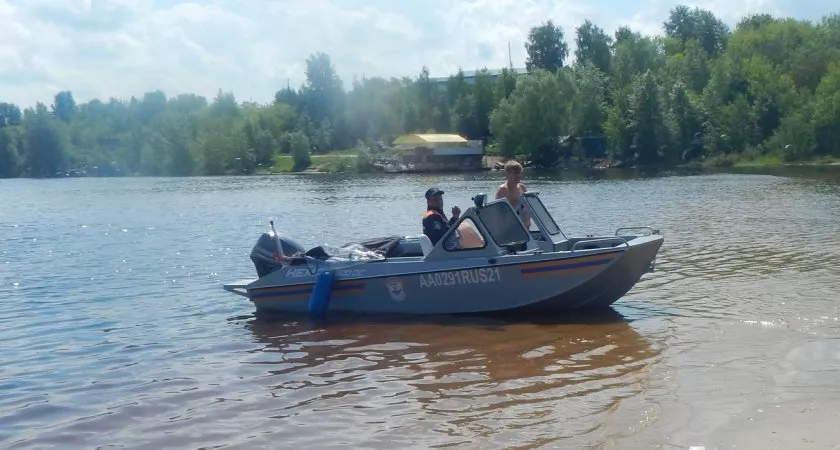 Фото к статье: Напротив Афанасьевского пляжа перевернулась лодка с двумя мужчинами