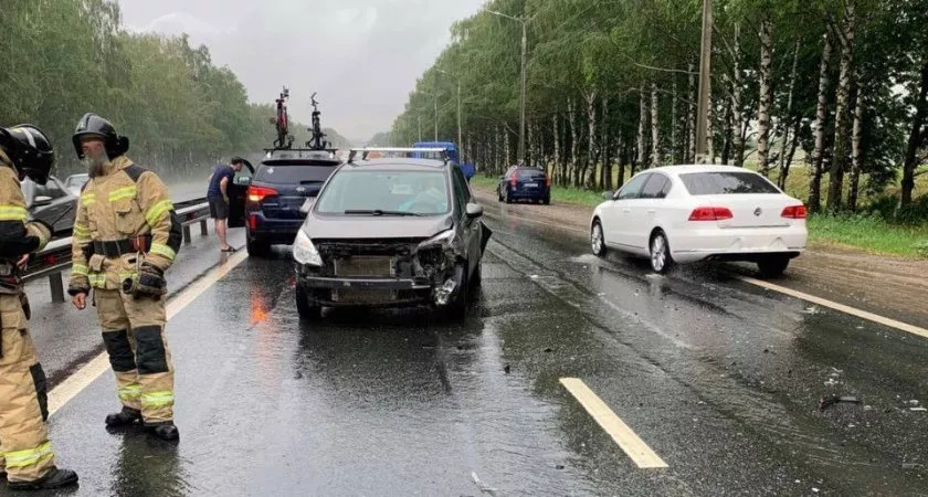 Фото к статье: В Чебоксарах на Марпосадском шоссе из-за колеи на дороге иномарка влетела в две машины
