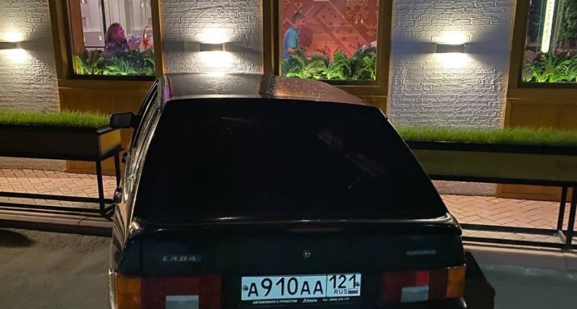 В Чебоксарах парень перепутал педали и врезался в кафе на угнанном автомобиле