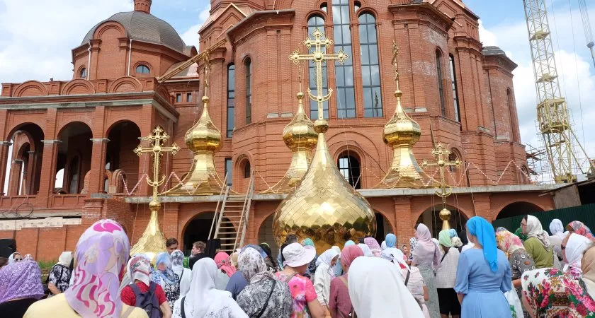 Фото к статье: В центре Чебоксар строящийся храм Сергия Радонежского увенчали золотые купола