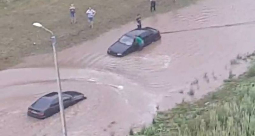 В Чебоксарах затопило дороги: “Машины глохнут в воде”