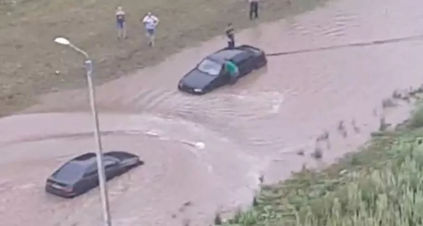 Фото к статье: В Чебоксарах затопило дороги: “Машины глохнут в воде”