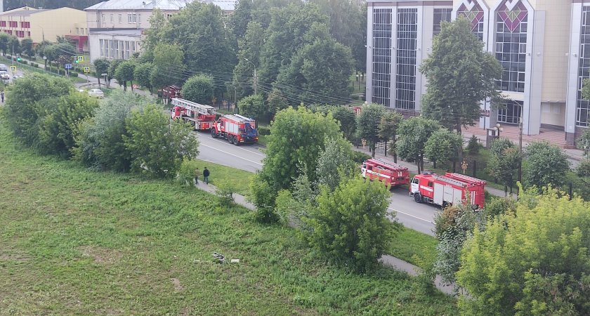 Пожарные и медики прибыли к Национальной библиотеке: "Спасатели бегают, ходят туда-сюда"