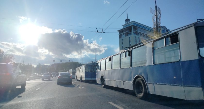 В Чебоксарах на Московском мосту встали троллейбусы