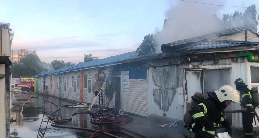 На "Северной ярмарке" в Чебоксарах сгорели два киоска