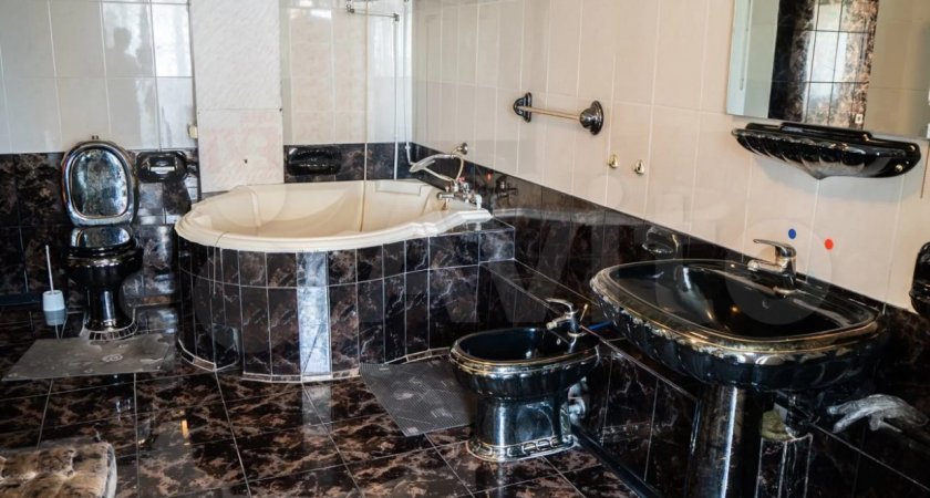 В Чебоксарах продается квартира с тремя туалетами, действующим камином и бильярдом