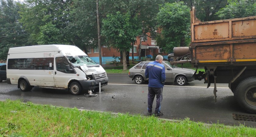 В Чебоксарах маршрутка без пассажиров разбилась о КамАЗ