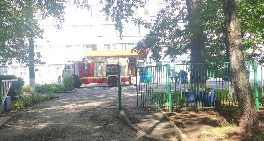 В Чебоксарах пожарные с сиренами подъехали к одной из школ