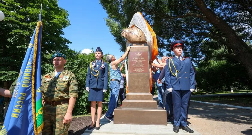 Фото к статье: В Чебоксарах в память ветеранам ВДВ открыли памятник генералу