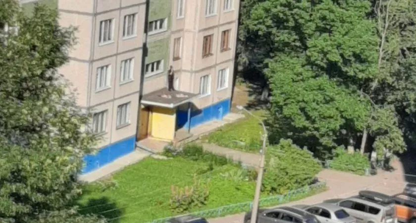 Фото к статье: В Чебоксарах на козырьке подъезда нашли тело молодой женщины