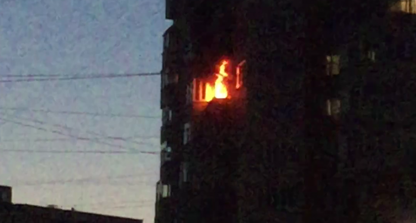 В Чебоксарах полыхает квартира: "Перед пожаром мы слышали взрыв"