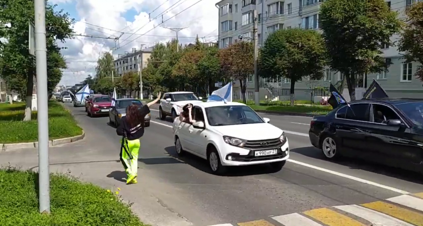 В Чебоксарах в честь Дня ВМФ проехала автоколонна с Андреевскими флагами