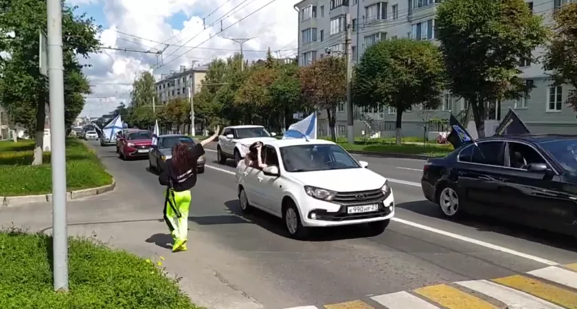 Фото к статье: В Чебоксарах в честь Дня ВМФ проехала автоколонна с Андреевскими флагами