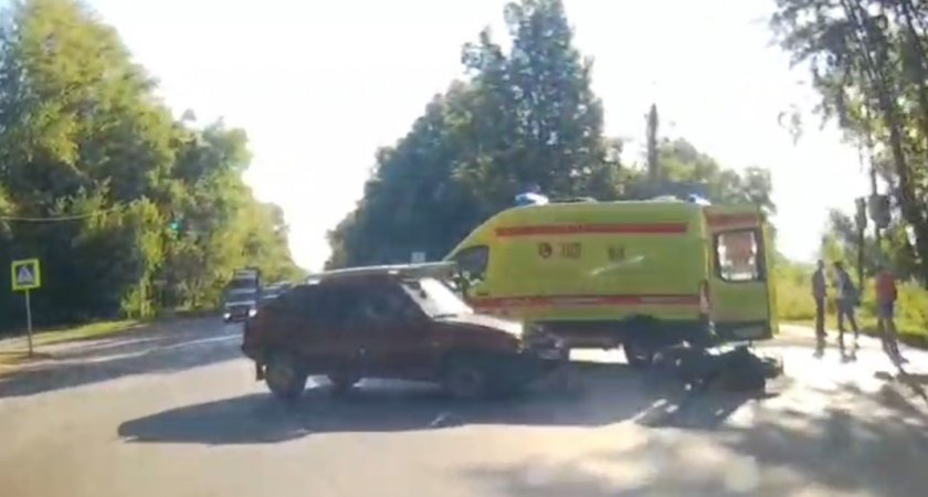 В Новочебоксарске мотоциклист врезался в легковушку