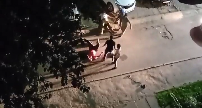 Ночная потасовка в Чебоксарах попала на камеру: мужчина забил двух человек