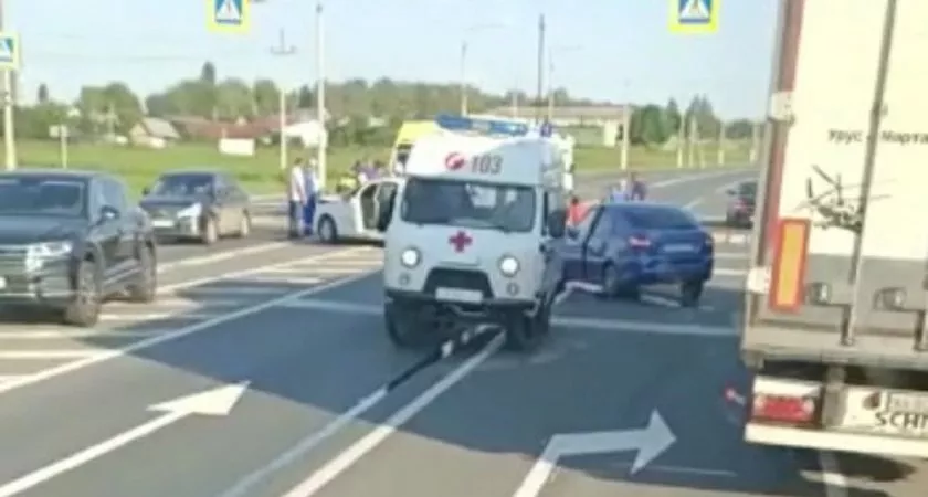 Фото к статье: В Чувашии недалеко от Канаша столкнулись две легковушки и BMW