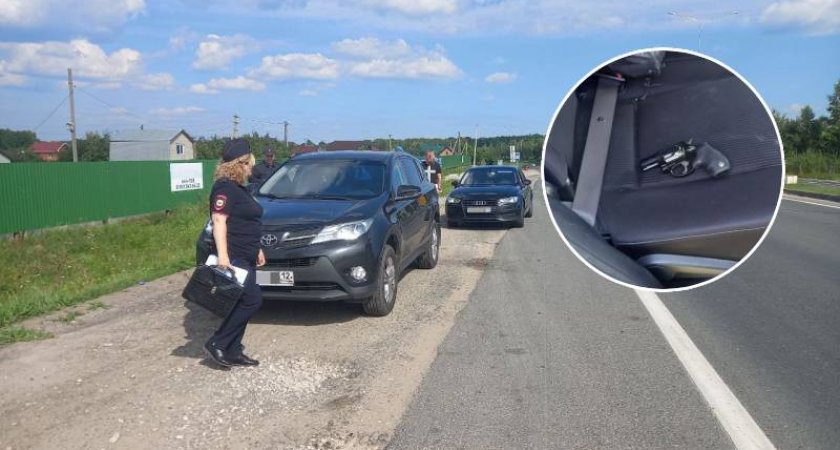 Около Новочебоксарска водитель иномарки направил на другого автомобилиста пистолет