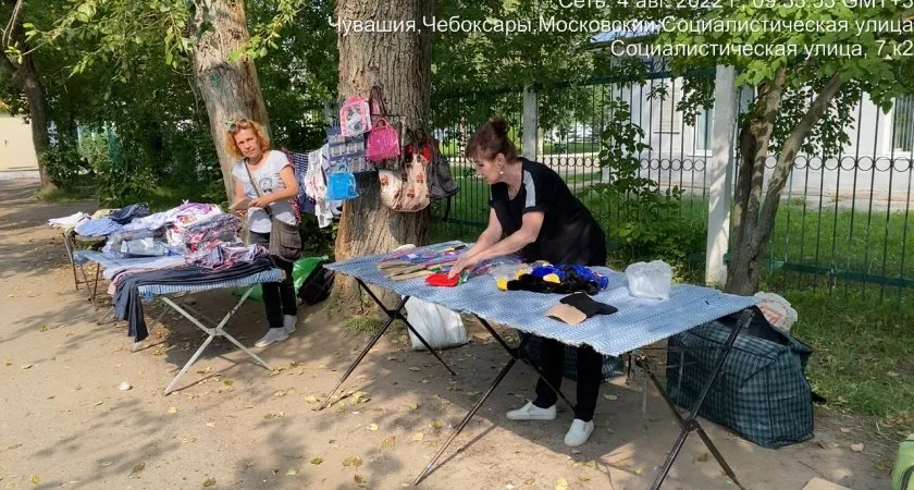 Фото к статье: В Чебоксарах поймали женщин, торговавших трусами, чулками и сырым молоком