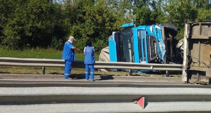 Фото к статье: В Чувашии на трассе А151 фура вылетела в кювет и перевернулась