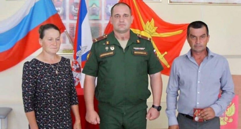 Родителям бойца из Урмарского района вручили медаль Суворова
