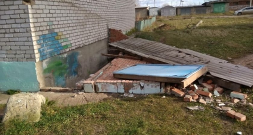 Жительница Чувашии упала в подвал: обрушились стена и крыша спуска