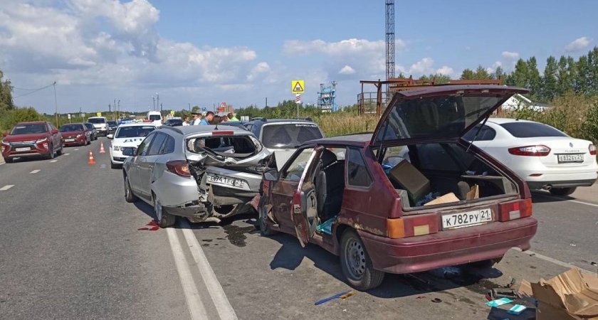На трассе в Чувашии произошла авария из пяти машин: два человека пострадали