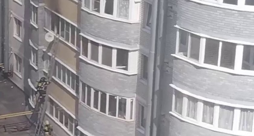 В Чебоксарах горит квартира: спасатели проникли внутрь через балкон