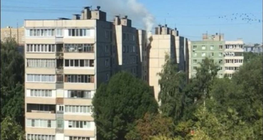 В Чебоксарах в доме на восьмом этаже загорелась квартира: есть пострадавшие