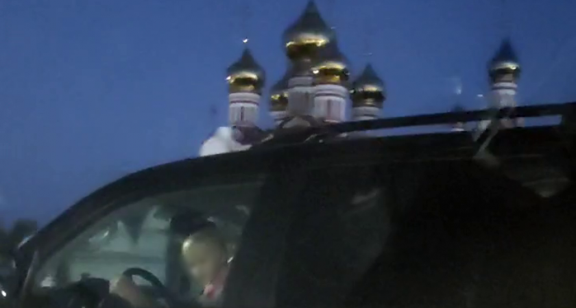В Чебоксарах водитель Land Cruiser ездил с ребенком на руках: "Возле храма перекрестился"