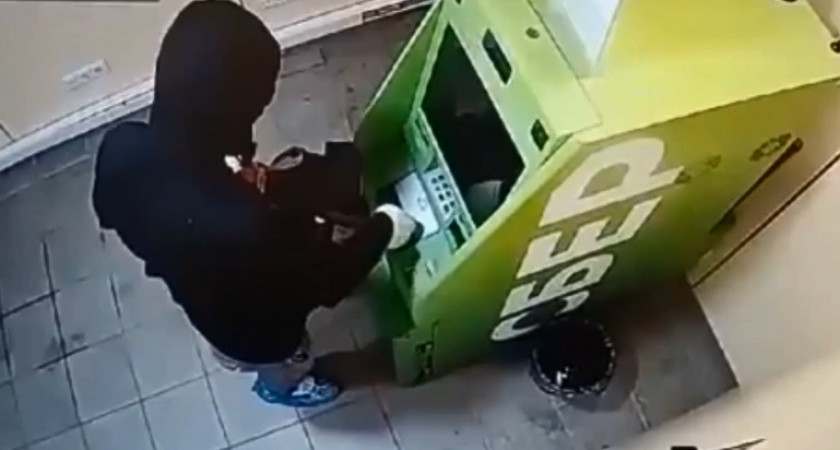 В Чебоксарах мужчина не смог платить кредиты и решил вскрыть банкомат