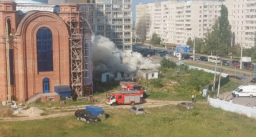 Фото к статье: Рядом с храмом в Новочебоксарске горит здание