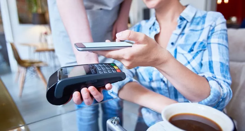Фото к статье: Миллион клиентов ВТБ подключили свои карты к Mir Pay для оплаты с помощью смартфона