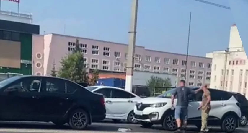 Фото к статье: В Чебоксарах водитель "Рено" забрызгал перцовкой человека, который подошел к его машине
