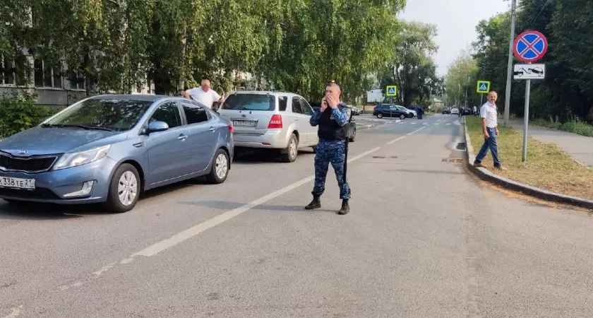 Фото к статье: В Чебоксарах массово эвакуируют людей из зданий, судов и ТЦ