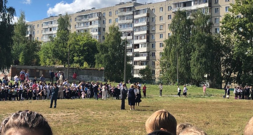 В  нескольких чебоксарских школах прервали линейки и эвакуировали школьников
