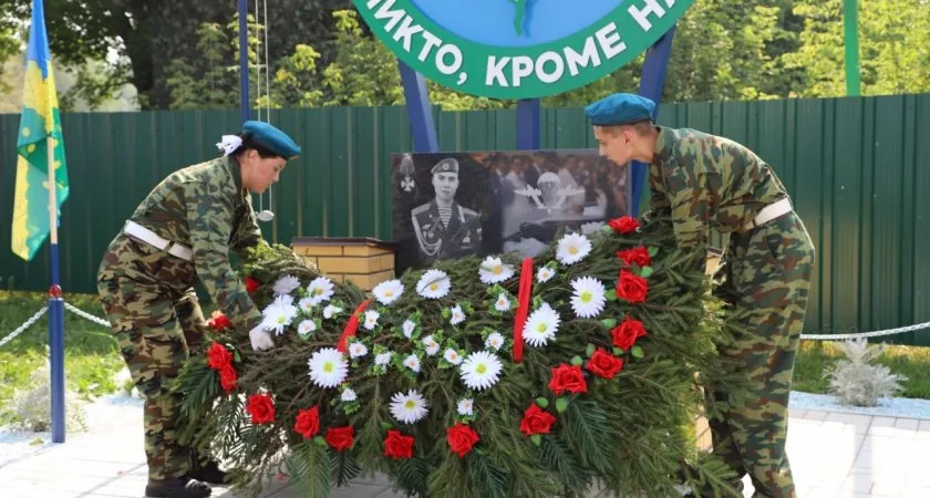 Фото к статье: В селе Шерауты поставили памятник солдату, погибшему в ходе спецоперации на Украине