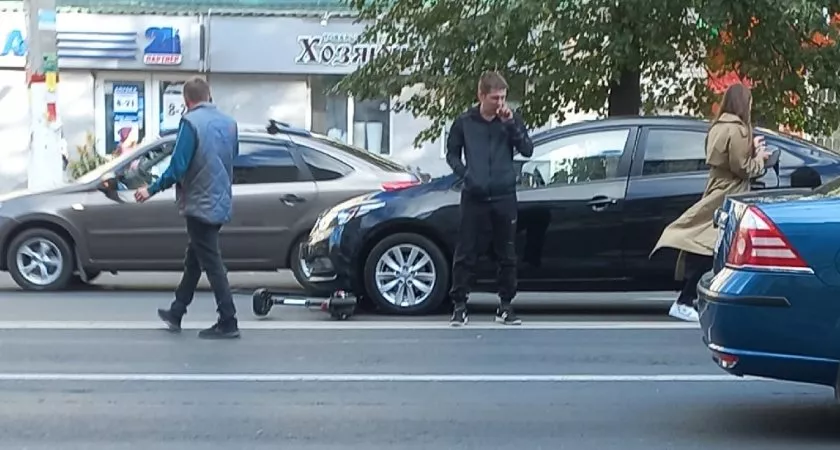 Фото к статье: В Чебоксарах сбили самокатчика на пешеходном переходе