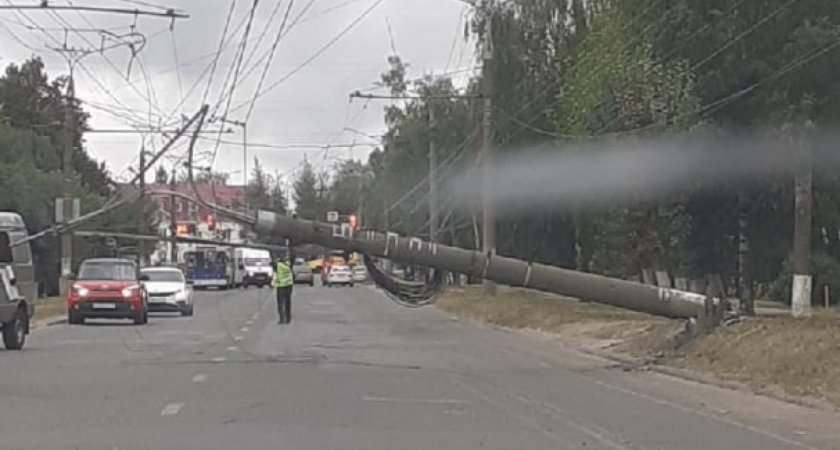 В Южном Поселке упал столб и преградил дорогу