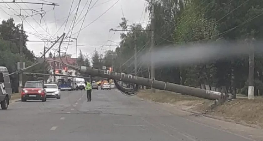 Фото к статье: В Южном Поселке упал столб и преградил дорогу