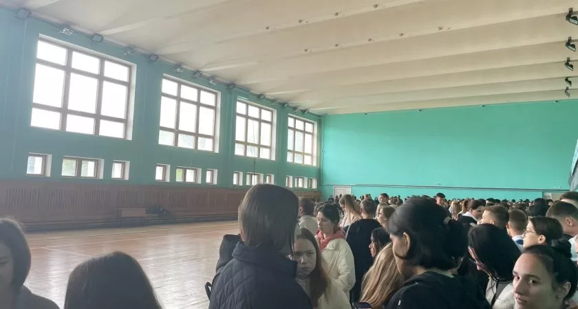 Фото к статье: В ЧГУ экстренно прервали занятия и всех завели в спортзал