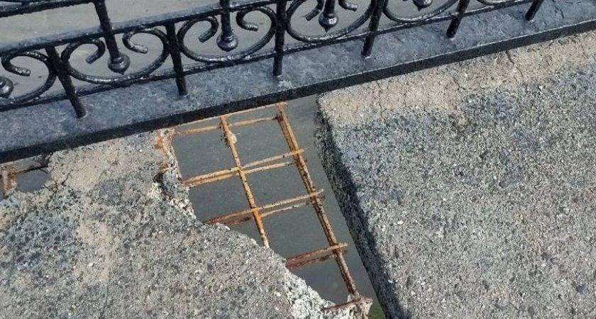 Прокуратура проверила информацию о "дырявом" тротуаре на мосту в Чебоксарах