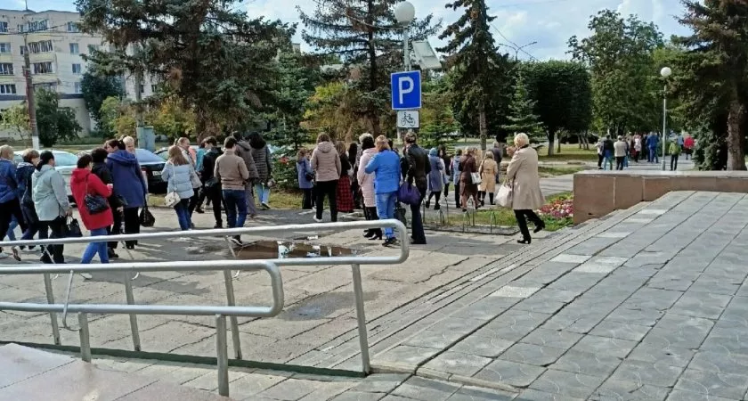 Фото к статье: В Чебоксарах эвакуировали здание, где сидят чиновники: "Запищала сирена, и всех на улицу"