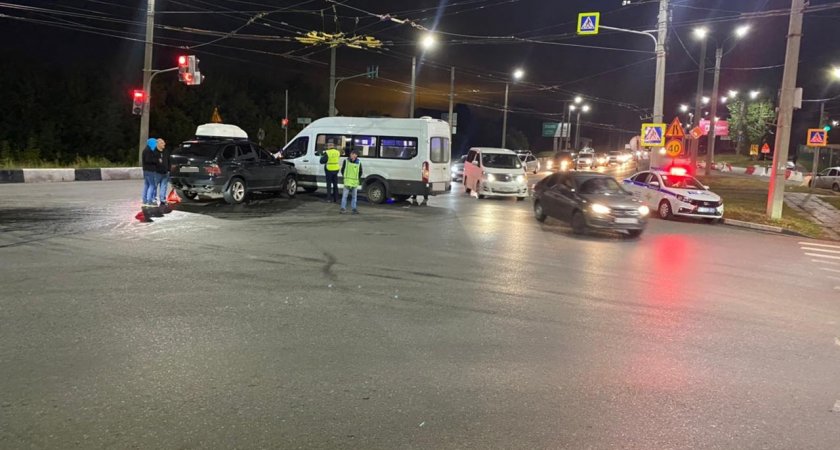 Авария маршрутки и BMW X5 в Чебоксарах: количество пострадавших увеличилось
